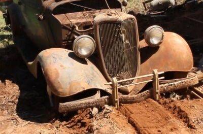 Забутий на 50 років старий Ford дістали з-під землі для реставрації - news.infocar.ua