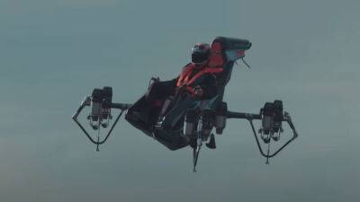 Zapata представила летающее кресло JetRacer с десятью реактивными двигателями, потолком 3 км и максимальной скоростью 250 км/ч - autonews.autoua.net