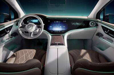 Mercedes-Benz рассекретил интерьер EQE SUV: три дисплея под единым стеклом - kolesa.ru - Mercedes-Benz