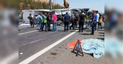 М'ясорубка на півдні Туреччини: у моторошній автокатастрофі за участю пасажирського автобуса та швидкої допомоги загинули 16 людей - fakty.ua - Украина