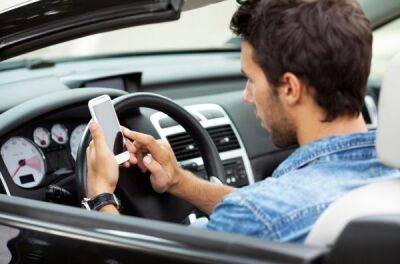 Використання смартфона за кермом прирівнюють до нетверезого водіння - news.infocar.ua - Сша