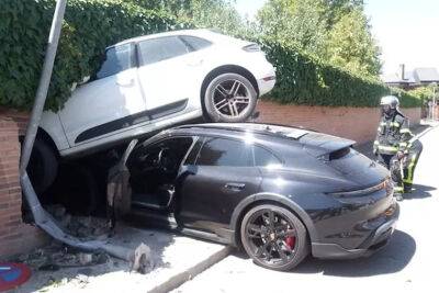 И такое бывает: Porsche Taycan Cross впечатал припаркованный Macan в кирпичную стену - autocentre.ua