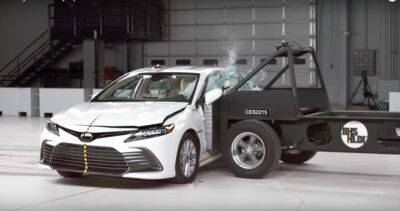 Toyota Camry провалила краш-тест по новой методике (видео) - autocentre.ua