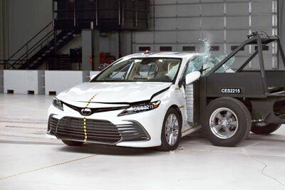 Toyota Camry, Nissan Altima и Chevrolet Malibu провалили новый боковой краш-тест IIHS - kolesa.ru - Сша