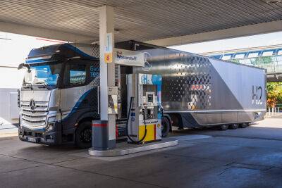 Mercedes-Benz показал в действии водородный тягач GenH2 Truck - autocentre.ua