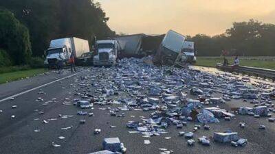 Грузовик с сотнями ящиков пива перевернулся на трассе – видео - autocentre.ua - Сша - штат Флорида