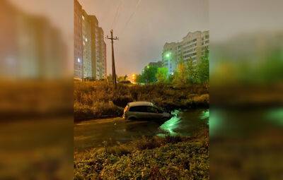 В Твери автомобиль оказался в реке - afanasy.biz - Тверь - Тверская обл.