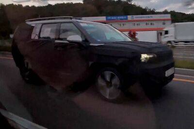 Kia Mohave - Новый брутальный Hyundai Santa Fe проехался на камеру – он похож на Defender - kolesa.ru - Корея - Santa Fe - Santa Fe