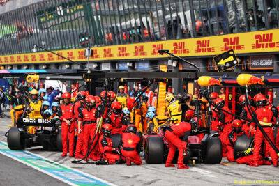 Серхио Перес - Карлос Сайнс - В Red Bull косвенно спровоцировали ошибку Ferrari - f1news.ru