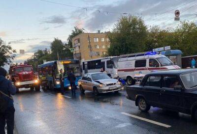 Водитель попал в больницу после ДТП с автобусом и двумя легковушками в Твери - afanasy.biz - Тверь - район Заволжский, Тверь