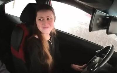 Девушка смутила инструктора познаниями в ПДД (видео) - zr.ru