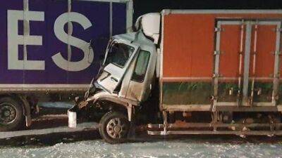 На трассе «Сибирь» грузовик врезался в стоящую фуру, водитель погиб - usedcars.ru - Иркутская обл.
