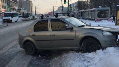 В Омске «Рено» столкнулся с «Тойотой», а затем въехал в ограждение, пострадали двое, в том числе девочка-пдросток - usedcars.ru - Омск - Омская обл.