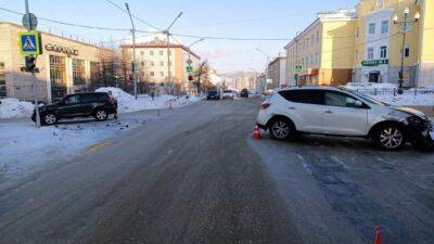 Две иномарки столкнулись на перекрестке в Магадане, пострадал один из водителей - usedcars.ru - Магадан - Магаданская обл.