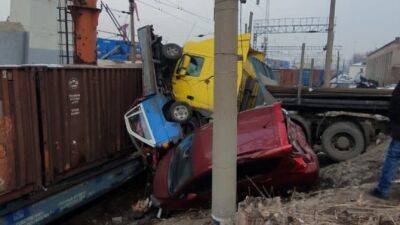 Во Владивостоке грузовик снес три автомобиля и врезался в поезд - usedcars.ru - Россия - Владивосток