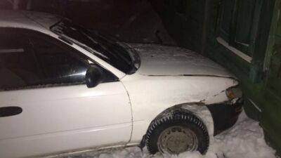 В Омске «Тойота» врезалась в дом, пострадала автомобилистка - usedcars.ru - Омск - Омская обл.