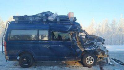 В Якутии микроавтобус столкнулся с большегрузом, пострадали 9 пассажиров, водитель погиб - usedcars.ru - республика Саха
