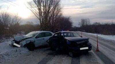 В Омске столкнулись две иномарки, пострадали мужчина, две женщины и ребенок - usedcars.ru - Омск - Омская обл.