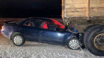 На трассе в Магаданской области легковушка врезалась в КамАЗ, пострадала автомобилистка - usedcars.ru - Магаданская обл.