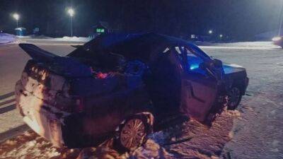 В Томской области бетонная опора новогодней растяжки рухнула на легковой автомобиль, есть пострадавший - usedcars.ru - Томская обл.