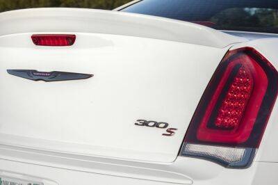 Chrysler 300S с моторами V8 и V6 будет выпущен лимитированным тиражом - kolesa.ru - Канада - Сша