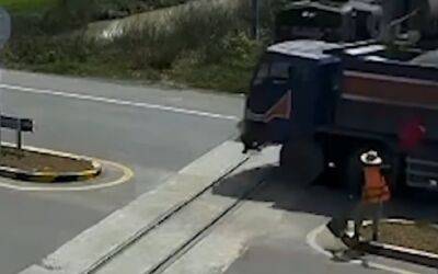 Бомбическое видео: грузовик пытается проскочить перед поездом - zr.ru - Индия