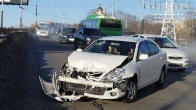 В Хабаровске «Тойота» столкнулась с маршрутным автобусом, есть пострадавший - usedcars.ru - Хабаровск