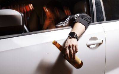 Поставлена точка в споре, наказуемо ли распитие алкоголя в припаркованном автомобиле - zr.ru - Россия