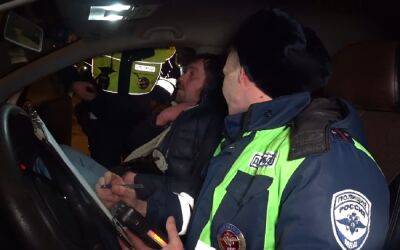 Водитель Мерседеса выпил с бездомными и посадил одного за руль - zr.ru - Санкт-Петербург - район Приморский