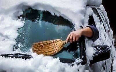 Какая щетка нужна для чистки машины от снега и льда: поверьте, это важно - zr.ru