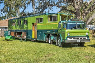 Во Флориде продают огромный «дом на колесах» с гаражом и парой снегоходов - autocentre.ua - штат Флорида - штат Иллинойс