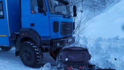 Водитель снегохода погиб в результате ДТП с грузовиком в Магаданской области - usedcars.ru - Россия - Магаданская обл.