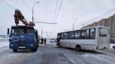 На выезде из Йошкар-Олы столкнулись КамАЗ и автобус, есть пострадавшие - usedcars.ru - республика Марий Эл