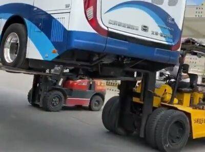 Фуру с китайскими электробусами разгрузили необычным способом (видео) - autocentre.ua