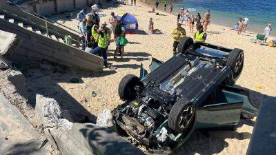 Водитель Kia Seltos перепутал педали и упал на пляж (видео) - autocentre.ua - Австралия