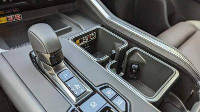 Lexus TX получил квадратные подстаканники: для чего они нужны - auto.24tv.ua
