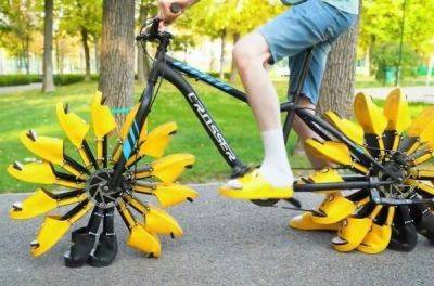 Блогер створив велосипед зі шльопанцями замість коліс - news.infocar.ua