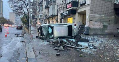В центре Киева авто влетело в остановку: есть пострадавшие - dsnews.ua - Киев - Украина