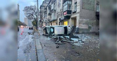 Водитель не справился с управлением: в центре Киева авто влетело в людей на остановке - fakty.ua - Киев - Украина
