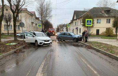 В Нелидово на перекрестке столкнулись два Renault - afanasy.biz - Тверская обл.
