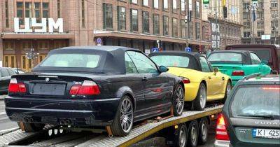 В Киеве заметили автовоз с редкими коллекционными спорткарами BMW (фото) - focus.ua - Киев - Украина