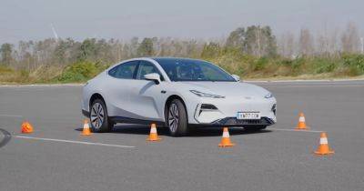 Не хуже Tesla: электромобиль Geely отлично справился с тестом на управляемость (видео) - focus.ua - Украина