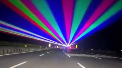 Лазерные световые шоу на китайском шоссе не дают водителям уснуть - auto.24tv.ua - Китай