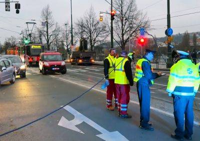 Дежавю: в Праге грузовик оборвал трамвайные провода в том же месте, что неделю назад - vinegret.cz - Чехия - Прага