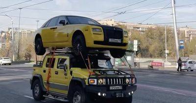 Royce Ghost - Rolls-Royce Ghost - Ради просмотров в соцсетях: блогер перевез свой Rolls-Royce на крыше Hummer (видео) - focus.ua - Украина - Алма-Ата