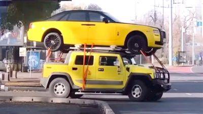Rolls-Royce Ghost проехался на крыше Hummer H2 (видео) - autocentre.ua