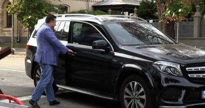 Виктор Медведчук - От Mercedes до Tesla: СМИ выяснили, на каких авто нардепы приезжают в Раду (фото) - focus.ua - Украина - Россия - Одесса