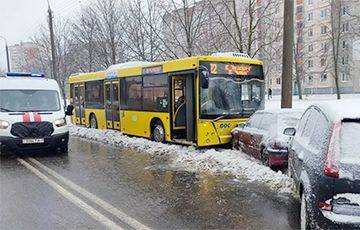 В Минске пассажирский автобус врезался в припаркованные автомобили - charter97.org - Белоруссия - Минск