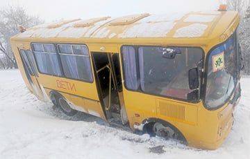 Под Островцом спасатели вытягивали из снежного заноса школьный автобус - charter97.org - Белоруссия