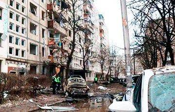 Глубокая воронка и обгоревшие авто: как выглядит Киев после ракетной атаки РФ - charter97.org - Киев - Украина - Россия - Белоруссия